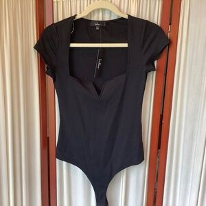 Lulu’s Black Square Neck with a V Bodysuit Thong Size Small